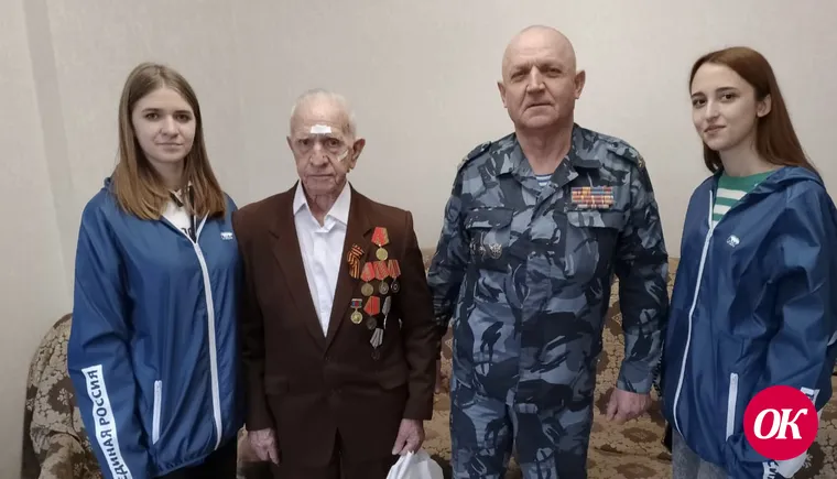В Кавказском районебывшие коллеги навестили в канун Нового года ветерана Великой Отечественной войны, пенсионера МВД
