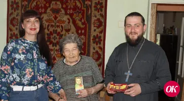 Клирик Покровского собора г.Кропоткина иерей Артемий Хлякин и заместитель директора Кавказского центра социального обслуживания Ирина Витенко посетили пожилых людей, в том числе ветеранов Великой Отечественной войны