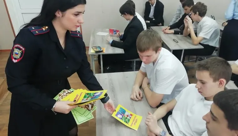 23.02.24 вручает листовку