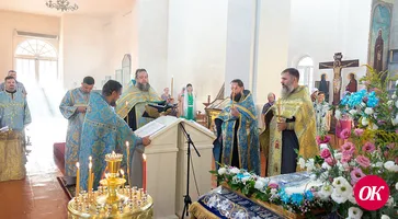 В Покровском соборе настоятель игумен Андрей (Мороз) возглавил вечернее богослужение с чином Погребения Пресвятой Богородицы