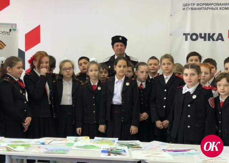 Школьники пишут письма солдатам