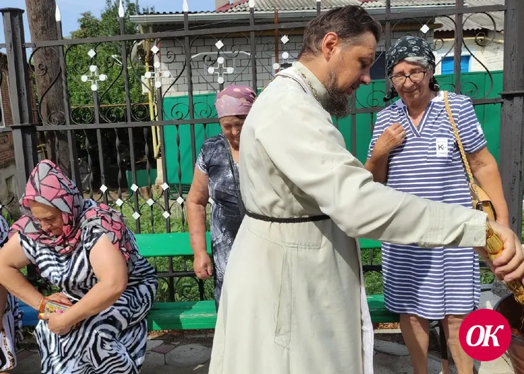 В Покровском соборе православные освятили яблоки в честь большого церковного праздника