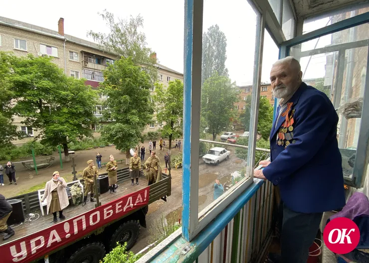 В Кропоткине агитбригады устроили концерты во дворах ветеранов Великой Отечественной войны