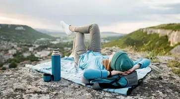 https://ognikubani.ru/wp-content/uploads/2023/01/traveller-with-beanie-relaxing-outdoors