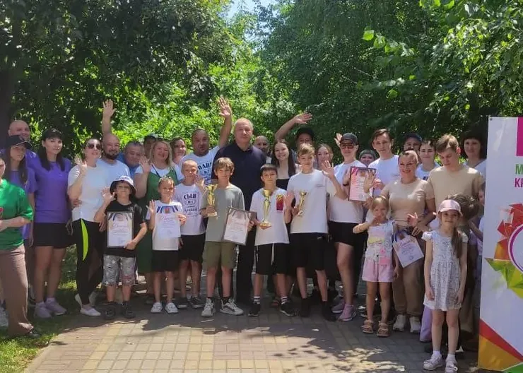 Большие семейные гонки в городском парке
