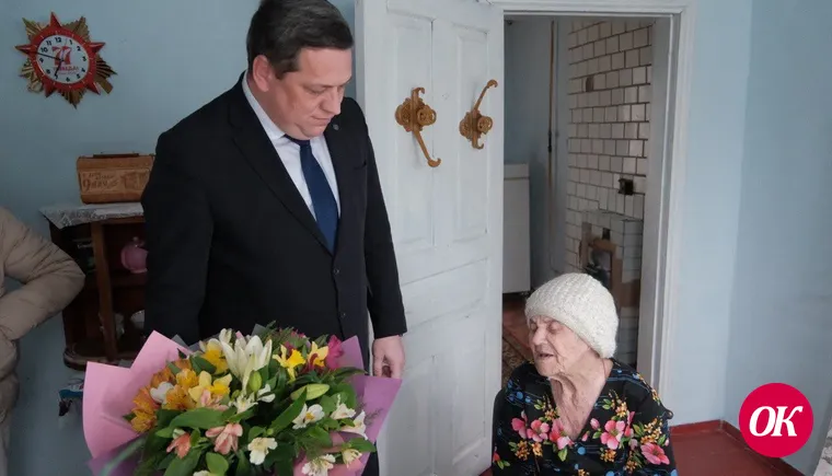 Юбилейная награда в честь 80-летия Победы и медаль Почетного жителя Кавказского района найдут свое место на праздничном пиджаке участницы Великой Отечественной войны