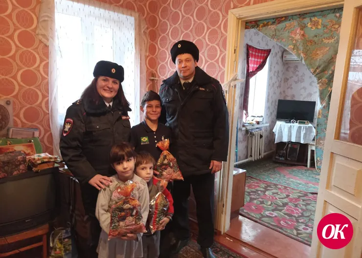 Дед Мороз и Снегурочка из транспортной полиции поздравили детей с Новым годом