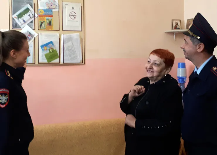 https://ognikubani.ru/wp-content/uploads/2022/10/В-кабинете-ПДН_1