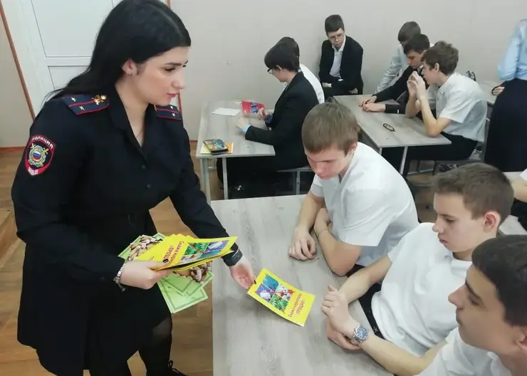 23.02.24 вручает листовку