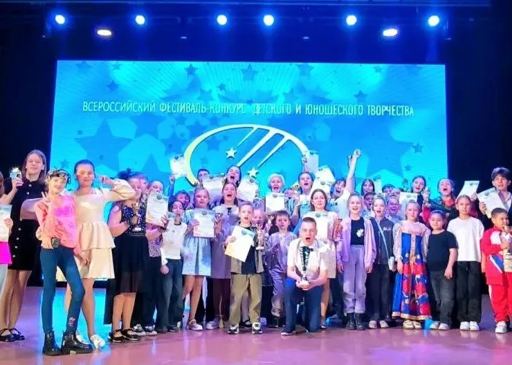 photo_5307886550983052106_y