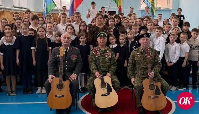 В Кавказском районе ветераны боевых действий говорят со школьниками о любви к Родине и поют патриотические песни