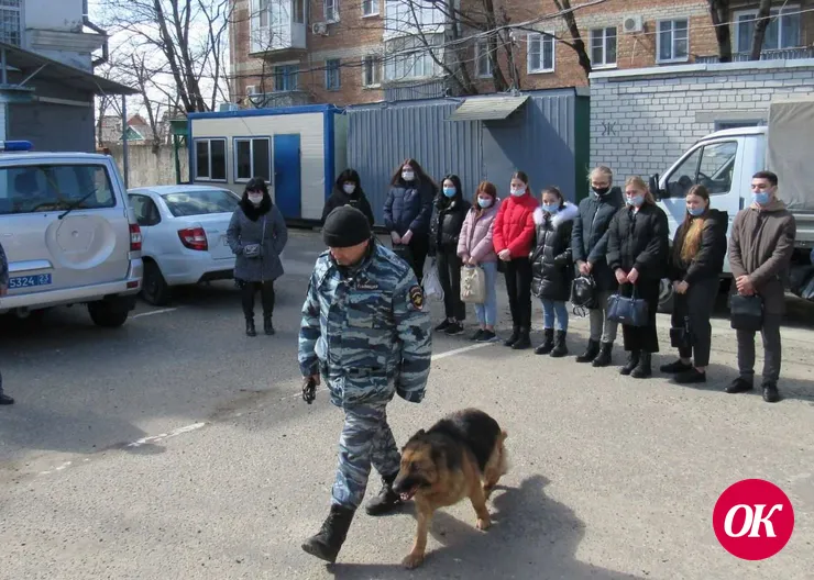 Полицейские и общественники организовали экскурсию для студентов