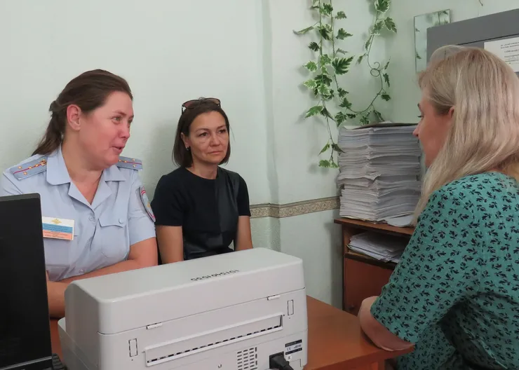 В Кавказском районе сотрудники полиции и общественники провели акцию «Госуслуги - это просто!»