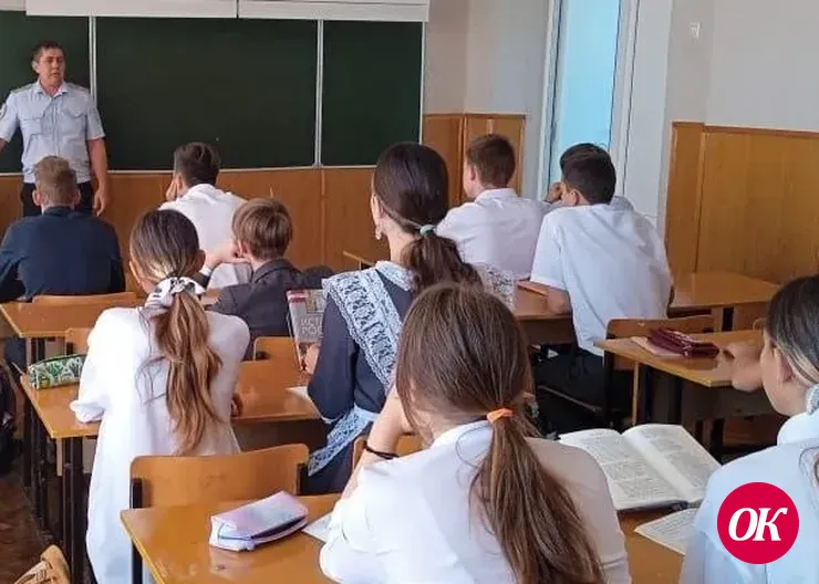 В Кавказском районе полицейские проводят правовые уроки в школах