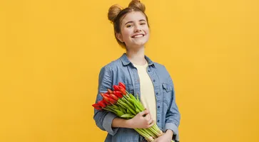 https://ognikubani.ru/wp-content/uploads/2023/01/girl-with-yellow-socks-and-flowers_1