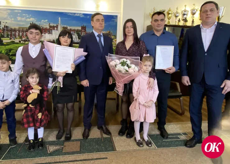 Глава Кавказского района Виталий Очкаласов вручил молодым семьям свидетельства о праве получения социальной выплаты на приобретение жилья