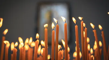 https://ognikubani.ru/wp-content/uploads/2023/03/closeup-candles-in-the-temple-on-a-blurred-background