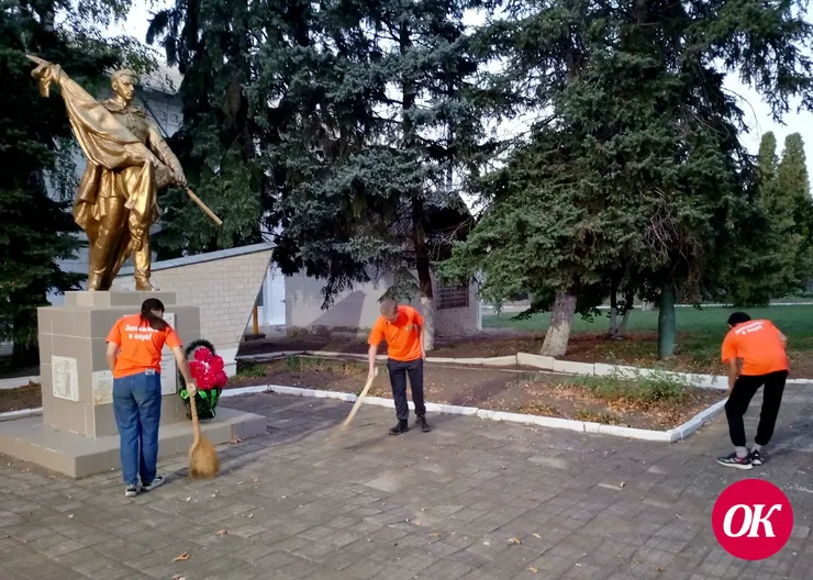 Активисты молодежного клуба «Эдельвейс» провели уборку памятников ст-цы Дмитриевской