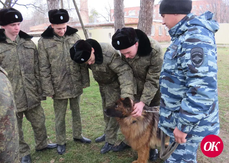Правоохранители провели профориентационное занятие в Кропоткинском казачьем кадетском корпусе
