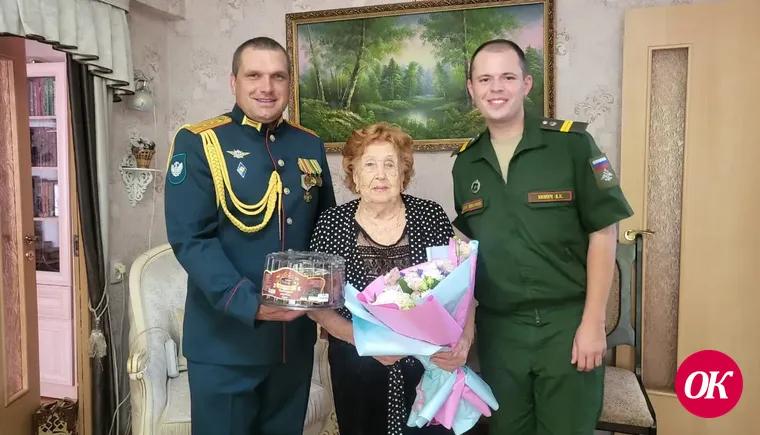 Самый известный в Кавказском районе ветеран железнодорожных войск получила к празднику цветы и подарки