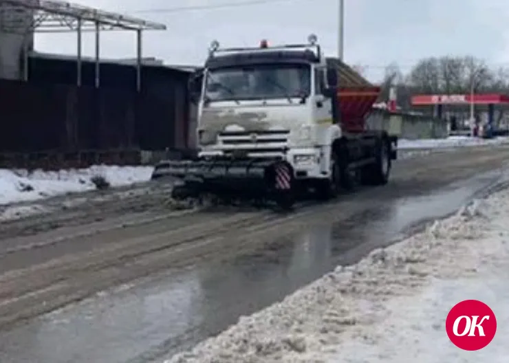 Снег с новой силой засыпает Кропоткин, но коммунальщики неустанно продолжают расчищать дороги и тротуары