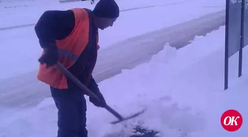 В городе Кропоткине и в сельских поселениях интенсивная расчистка дорог от снега идёт со вчерашнего вечера