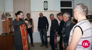 Священник пришел с беседой в Дом ночного пребывания