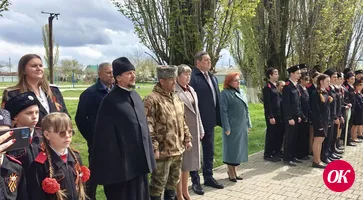 Аллею победы высадили ученики Казанской школы №43