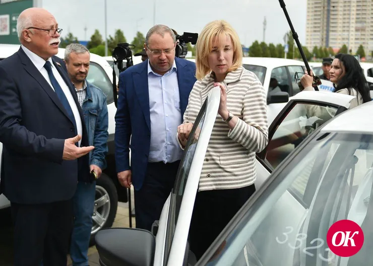 Медучреждения 42 районов края получили новые автомобили