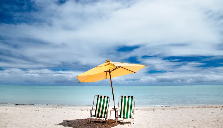 https://ognikubani.ru/wp-content/uploads/2023/04/beach-parasol-and-green-beach-chairs-on-a-shore