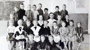 1955 год, 1Б класс Темижбекской средней школы № 9 имени В.И. Ленина. В центре Марфа Ивановна Криворучко и Алексей Прохорович Евса, я - второй слева в последнем ряду