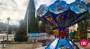 У главной елки в Кропоткине идет подготовка к открытию новогодней ярмарки