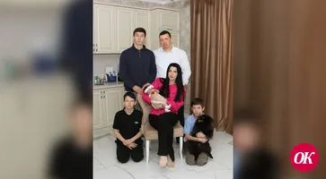 А мама в центре  семьи и татами