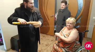 Ребята из молодежного клуба «Покров» доставили освещенную крещенскую воду домой немощным людям