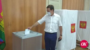 Глава района Виталий Очкаласов прибыл на свой избирательный участок в школе №6 г.Кропоткина в 11 часов утра