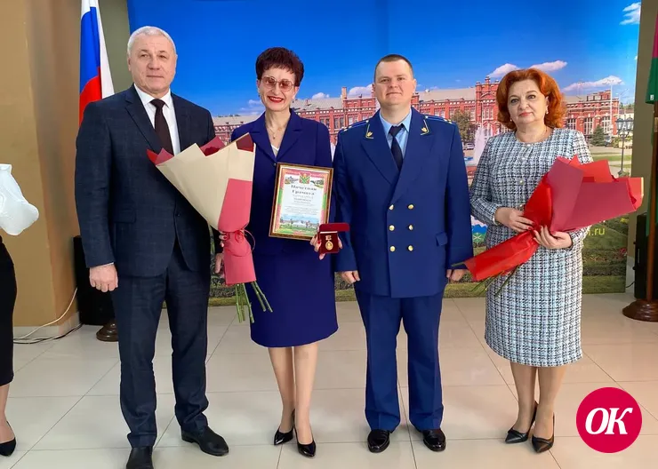 Накануне профессионального праздника ветерану прокуратуры Ольге Махновской вручили медаль «За усердие на благо города»