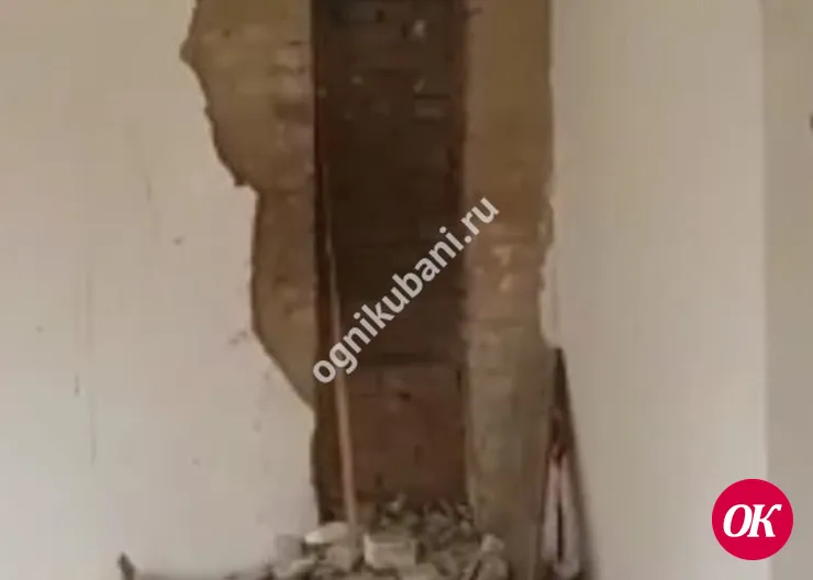 Осиротевший дом по улице Аэродромной, 3 подвергается набегам мародеров