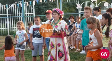 Девчонки и мальчишки поселка имени М.Горького все лето пропадали в Доме культуры у Натальи Цокол.