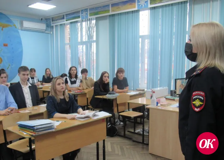 В Кавказском районе полицейские и общественники провели профилактические беседы в учебных учреждениях города