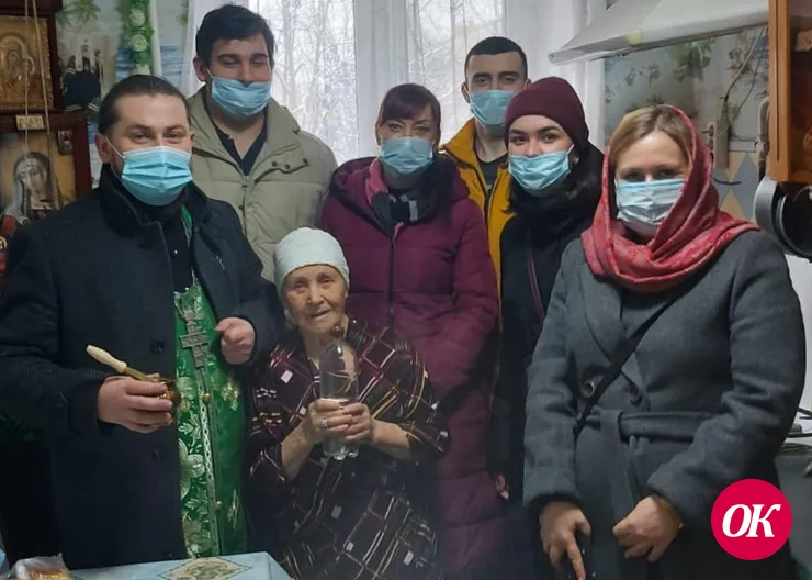 Прихожане Покровского собора в крещенские дни поздравили пожилых людей на дому