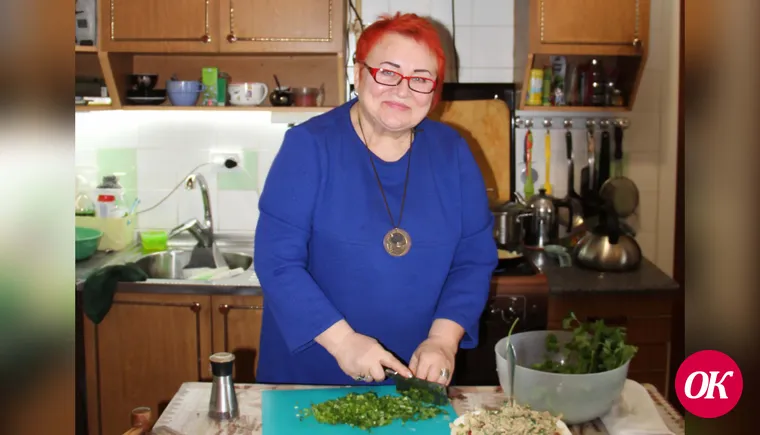 Жительница станицы Дмитриевской Людмила Терентьева показала журналистам районной газеты, как готовят грузинские блюда