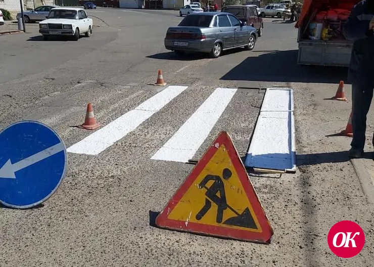 В городе Кропоткине обновляют дорожную разметку