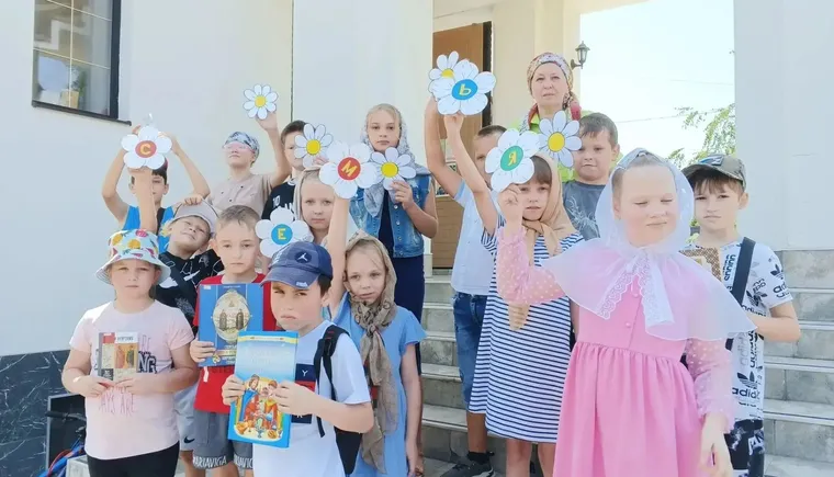 на ступеньках храма