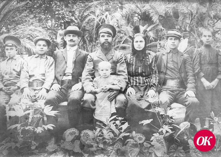 Житель Кропоткина Геннадий Дворецкий поделился с нашими читателями фотографией семьи своего прадеда, которая была сделана 120 лет назад