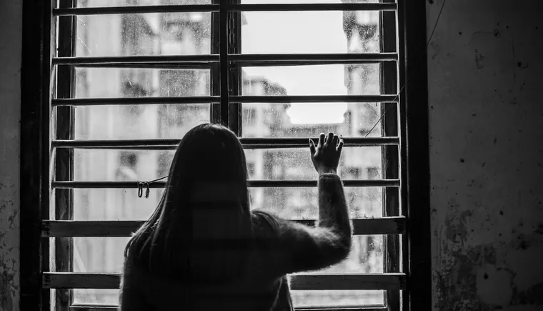 https://ognikubani.ru/wp-content/uploads/2023/04/rear-view-of-sad-woman-next-to-the-window
