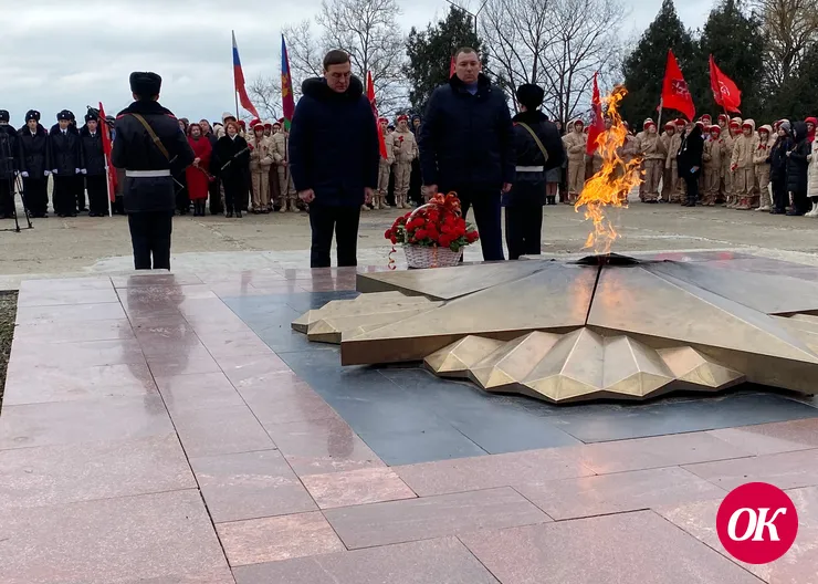 В честь годовщины освобождения Кропоткина от немецко-фашистских захватчиков к Вечному огню возложили цветы