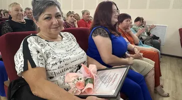 Люди в белых халатах сменили униформу на праздничные платья