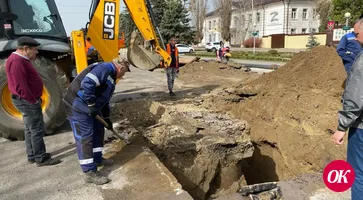 На улице Красной в Кропоткине начался плановый ремонт канализационного колодца