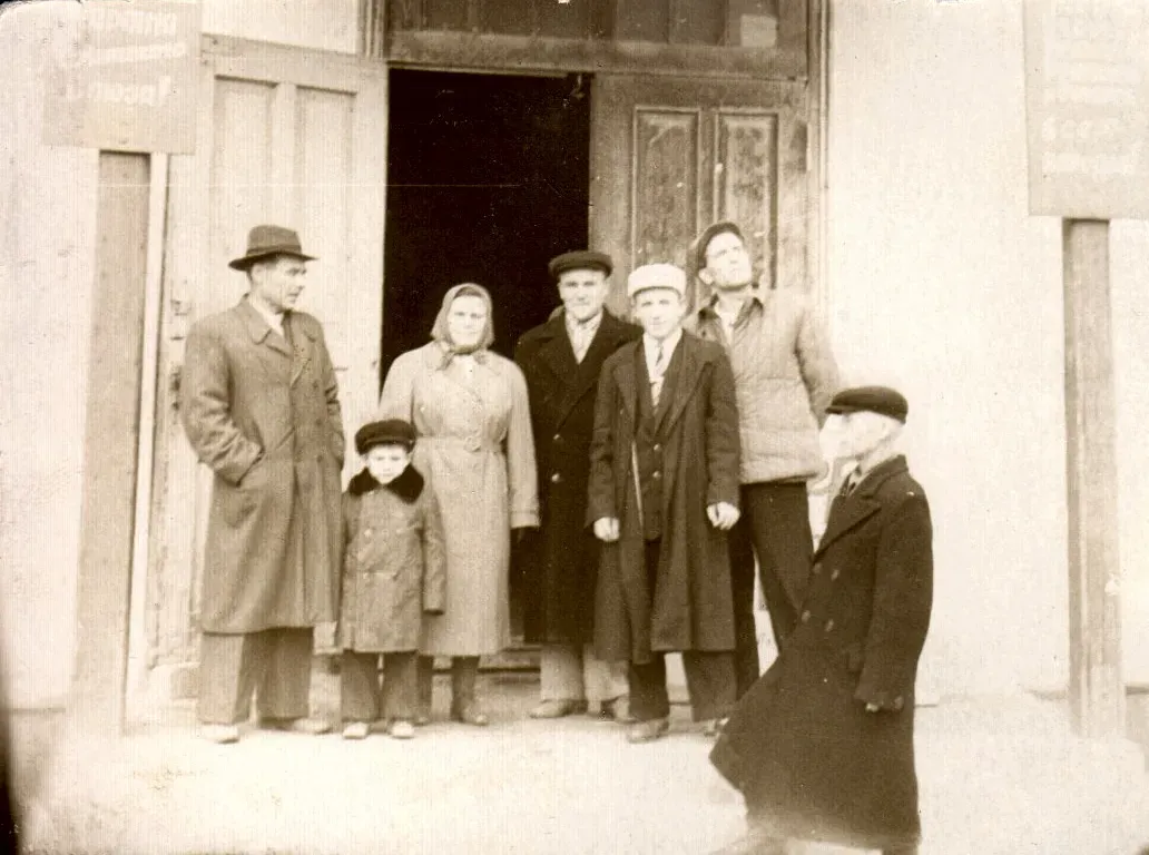 Сергей с отцом Петром Чаплыгиным на ступеньках старого ДК ст-цы Кавказской, 1964 г.