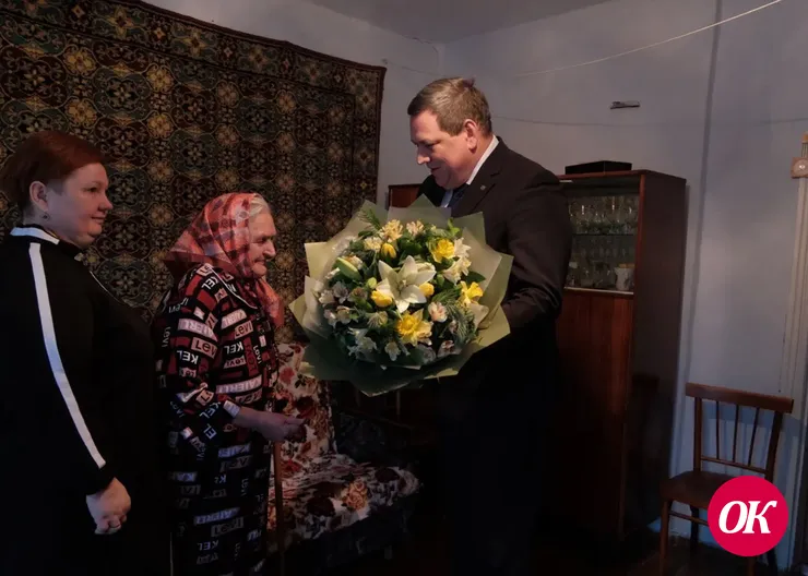 Глава Кавказского района Юрий Ханин вручил медаль Почетного гражданина Раисе Петровне Кобзаревой